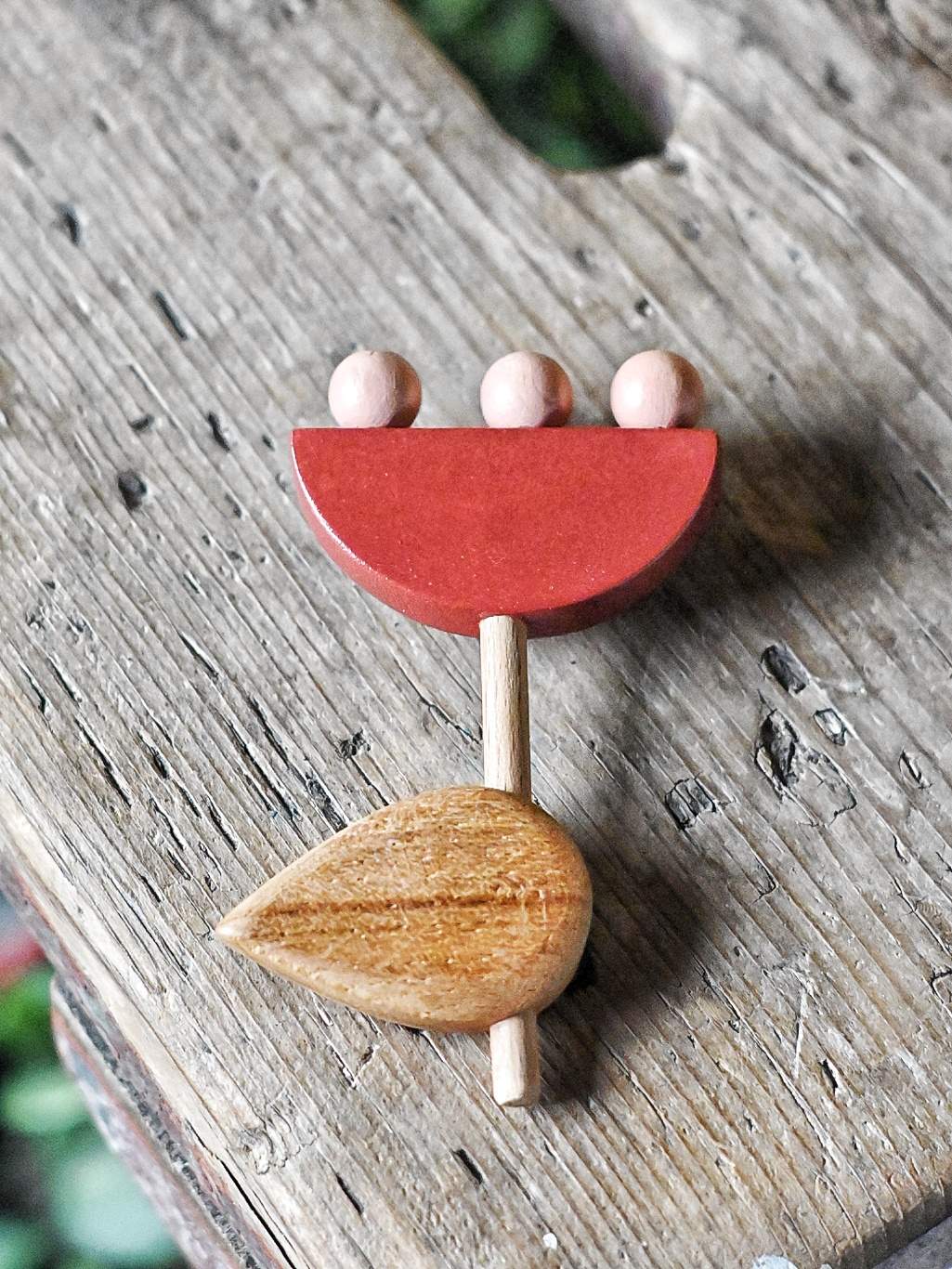 TULY.GO - Spilla in legno dipinto-Rosso burgundy